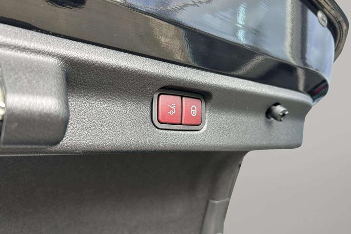 Sort Mercedes EQE 350 fra 2023