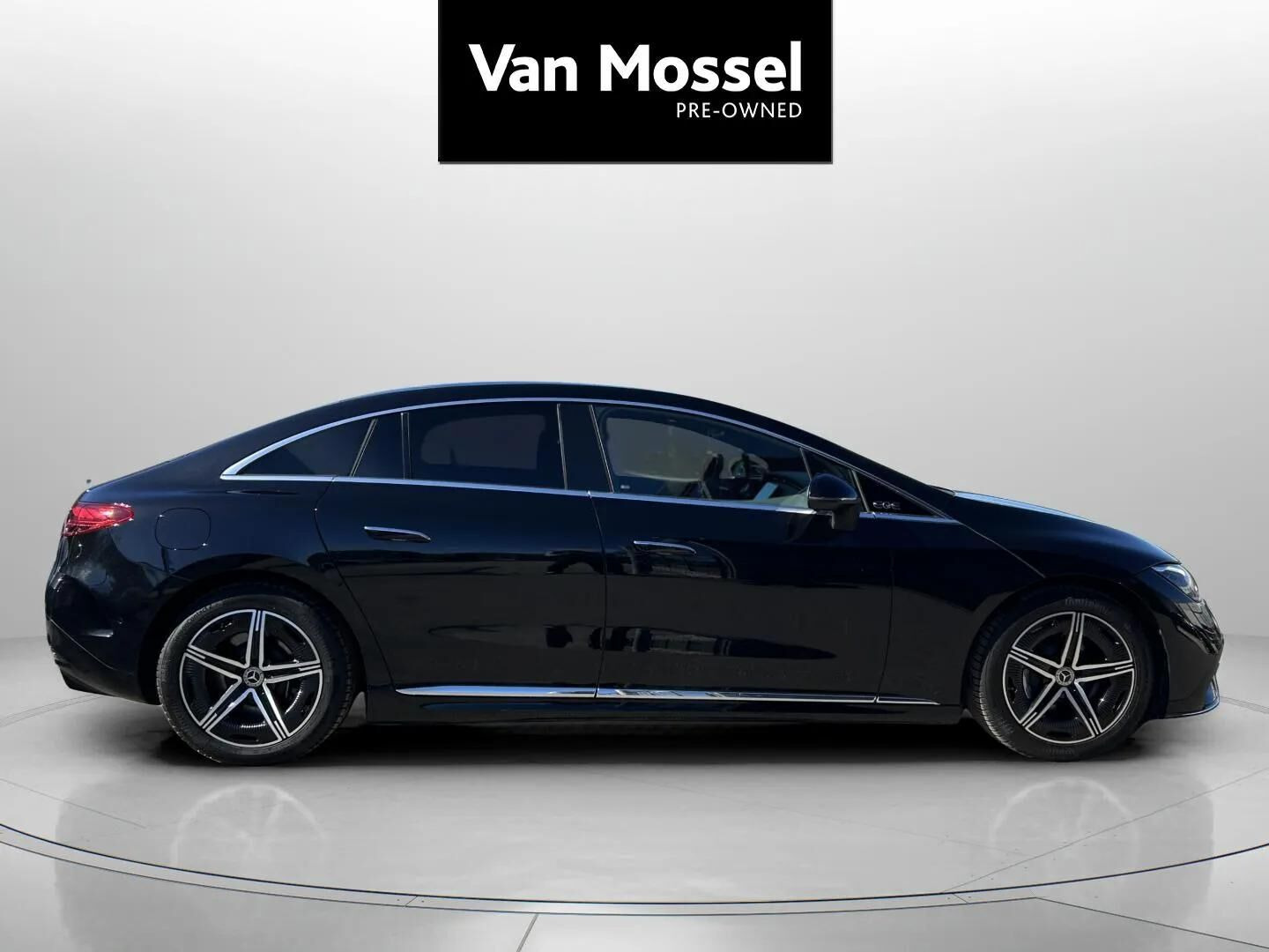 Sort Mercedes EQE 350 fra 2023