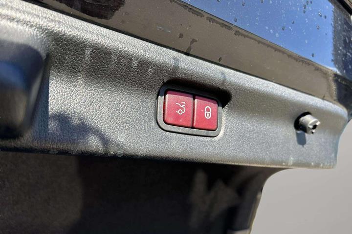 Sort Mercedes EQE 350 fra 2023