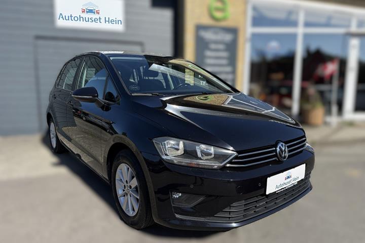 Sort VW Golf Sportsvan fra 2016 set udefra
