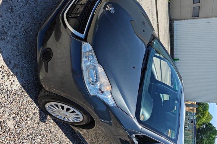 Gul Peugeot 208 fra 2016