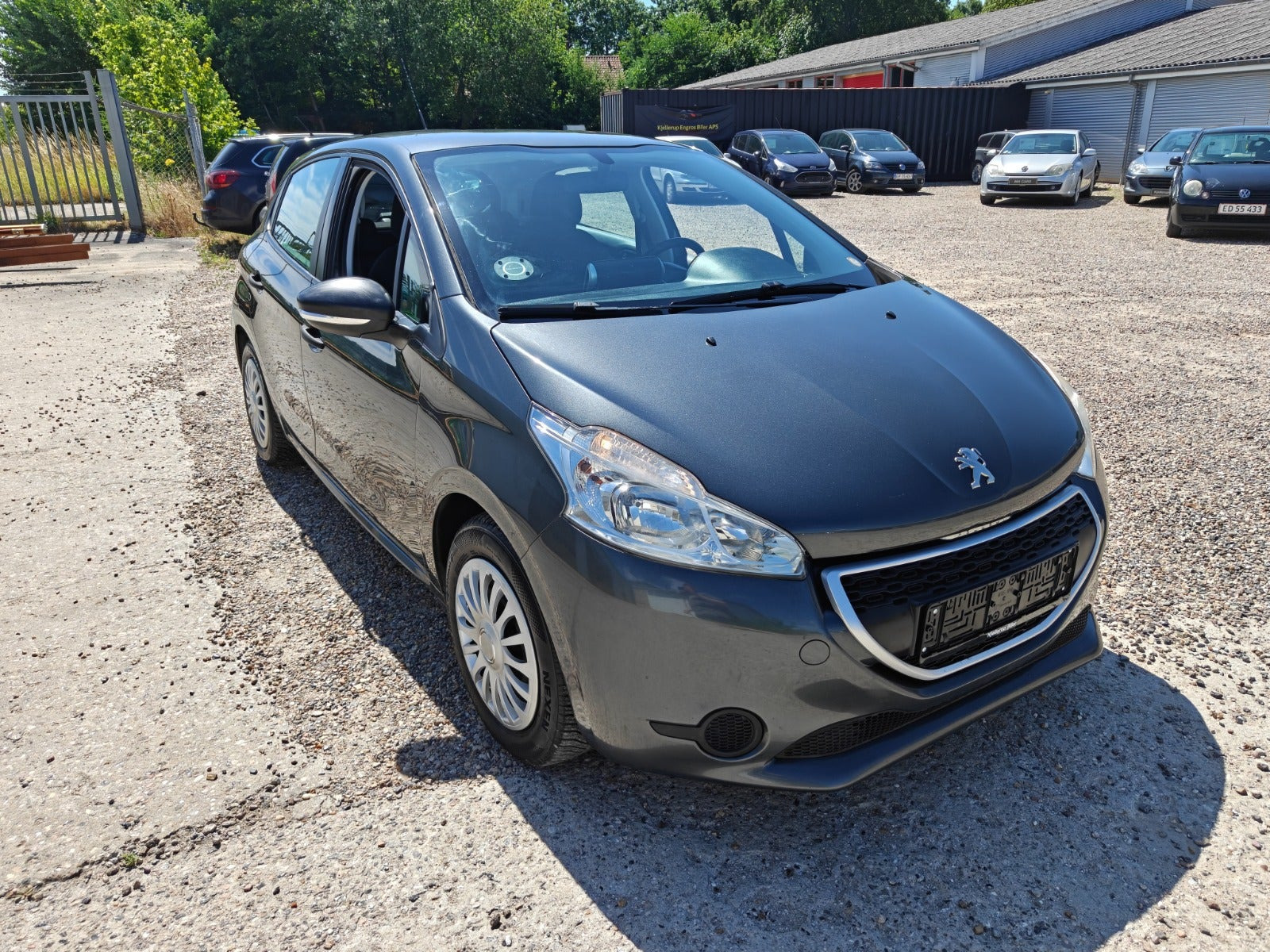 Gul Peugeot 208 fra 2016