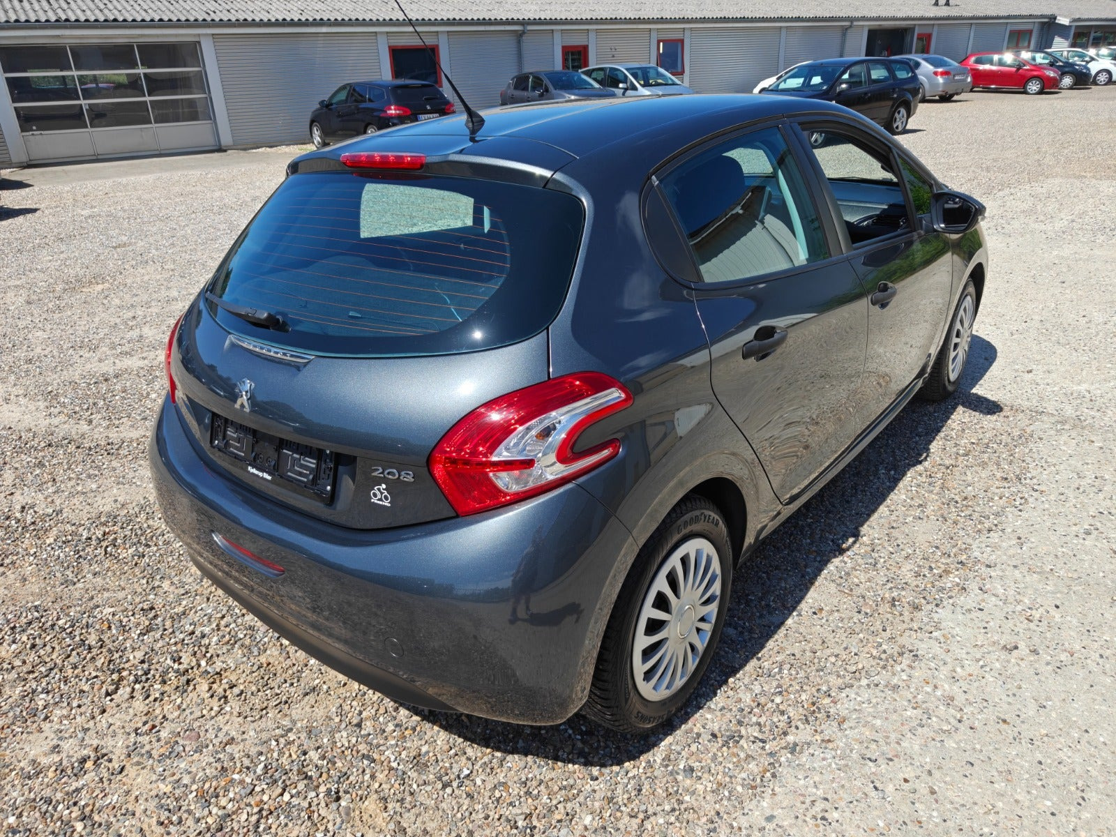 Gul Peugeot 208 fra 2016