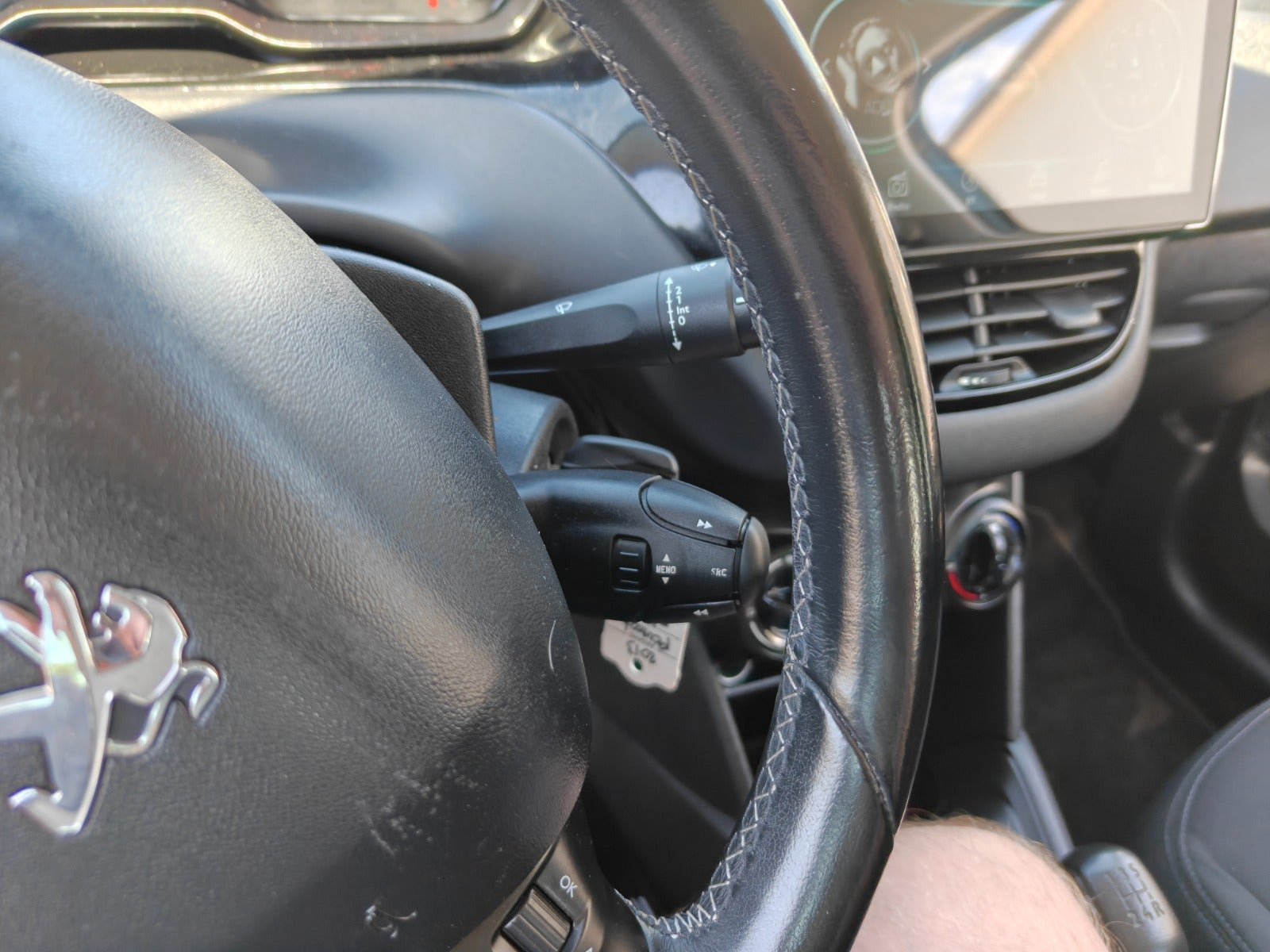 Gul Peugeot 208 fra 2016