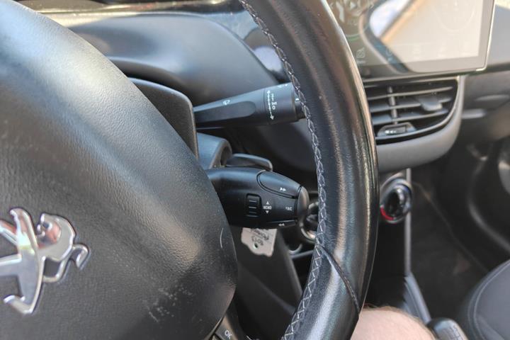 Gul Peugeot 208 fra 2016