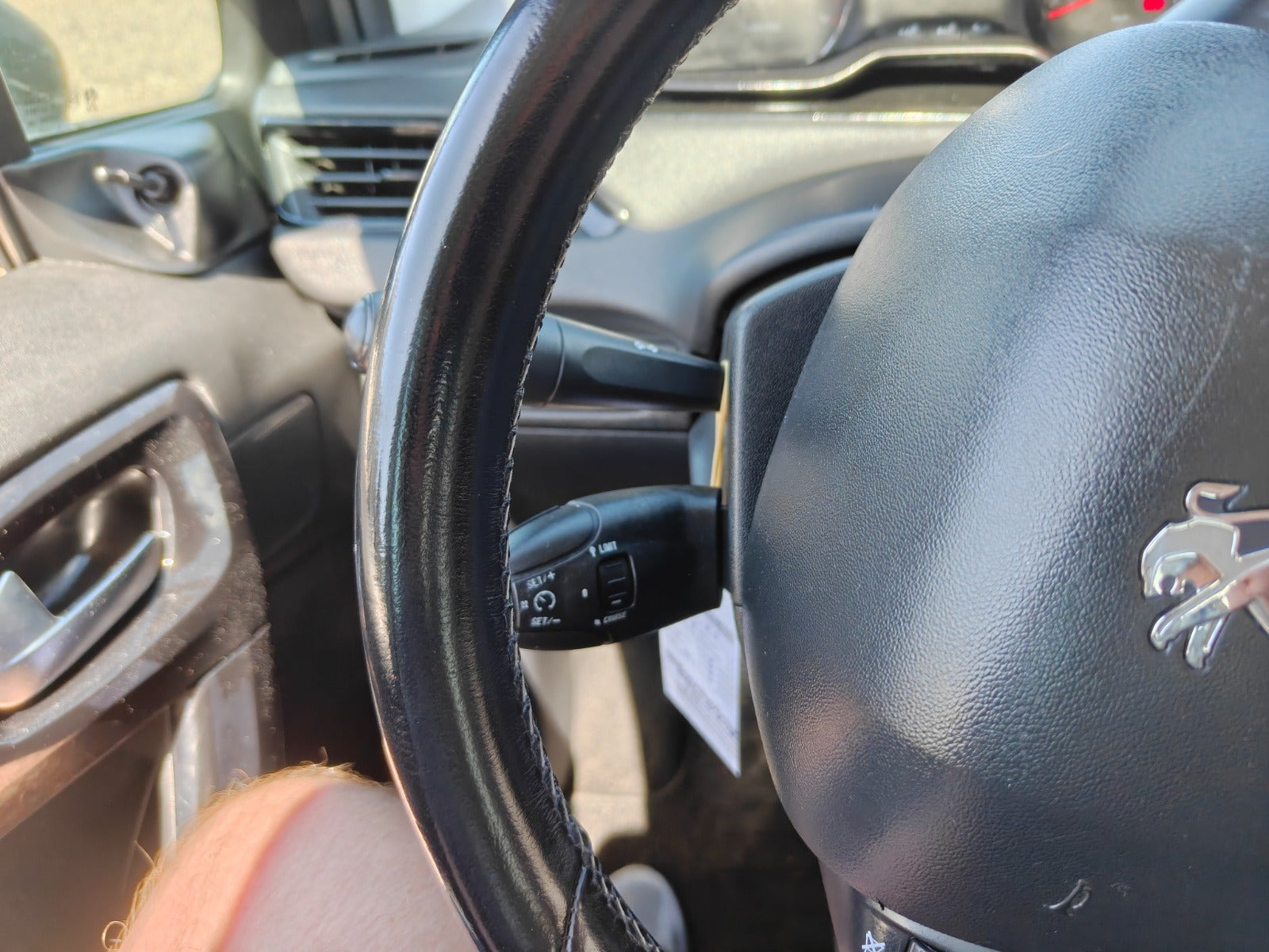Gul Peugeot 208 fra 2016
