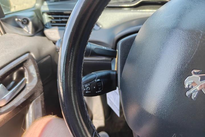 Gul Peugeot 208 fra 2016