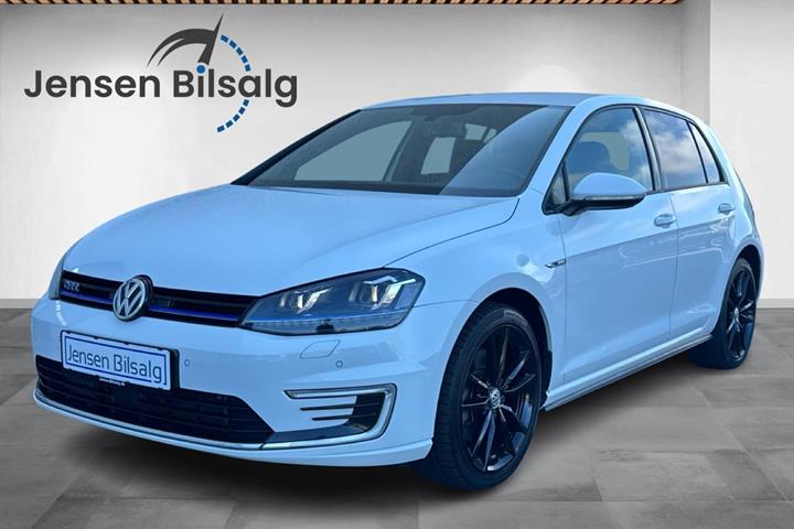 Sort VW Golf VII fra 2015 set udefra