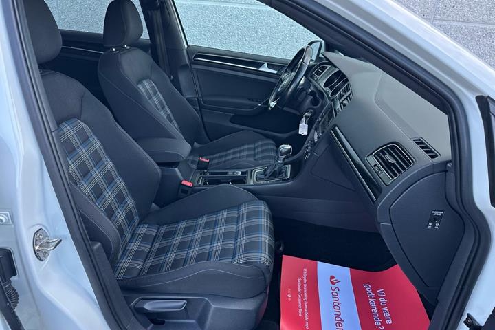 Sort VW Golf VII fra 2015