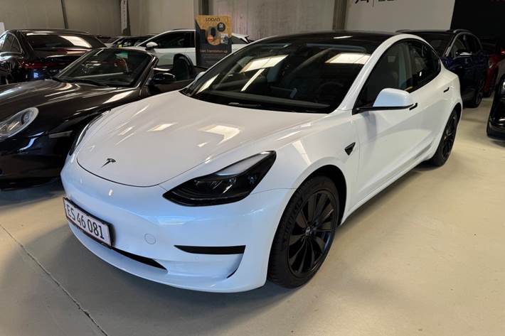 Sort Tesla Model 3 fra 2021 set udefra