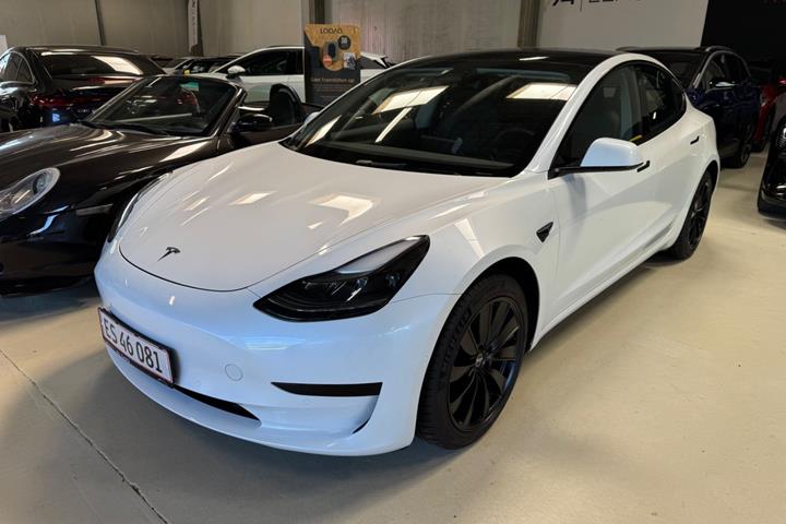 Sort Tesla Model 3 fra 2021 set udefra