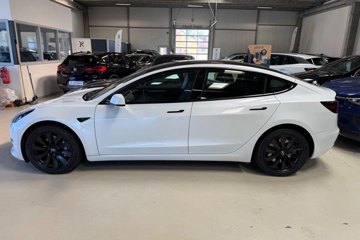 Sort Tesla Model 3 fra 2021