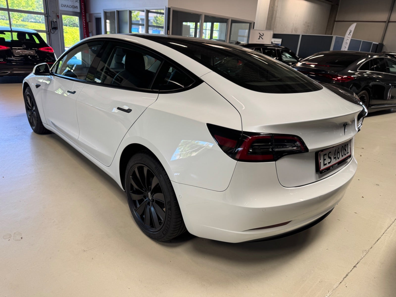 Sort Tesla Model 3 fra 2021