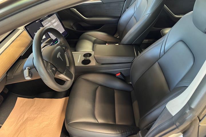 Sort Tesla Model 3 fra 2021