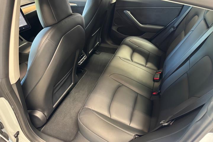 Sort Tesla Model 3 fra 2021