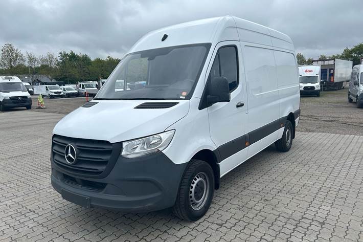 Hvid Mercedes Sprinter 317 fra 2021 set udefra