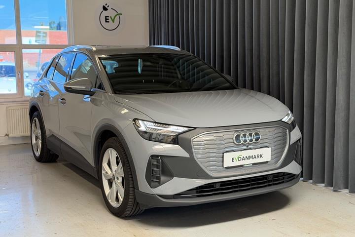 Grå Audi Q4 e-tron fra 2023 set udefra