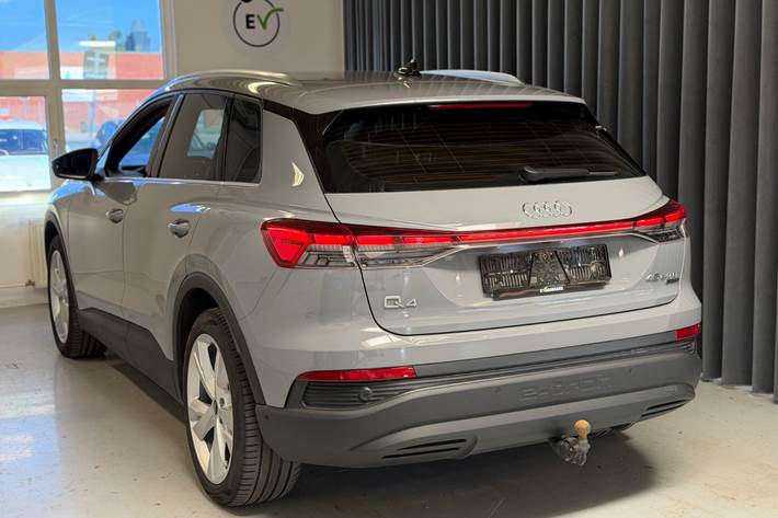 Grå Audi Q4 e-tron fra 2023