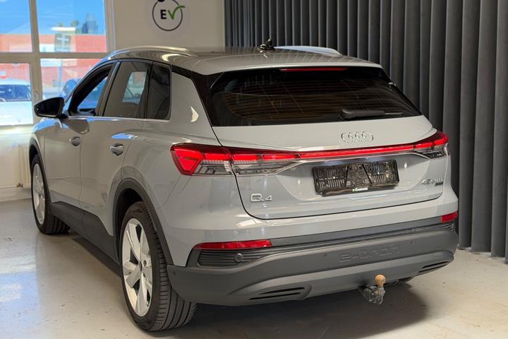 Grå Audi Q4 e-tron fra 2023