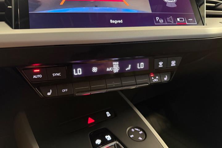 Grå Audi Q4 e-tron fra 2023
