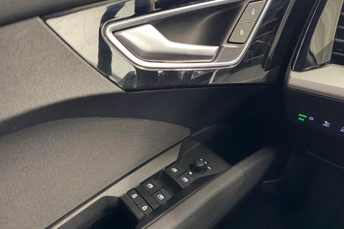 Grå Audi Q4 e-tron fra 2023