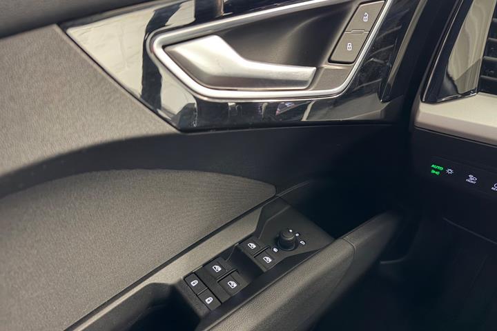 Grå Audi Q4 e-tron fra 2023