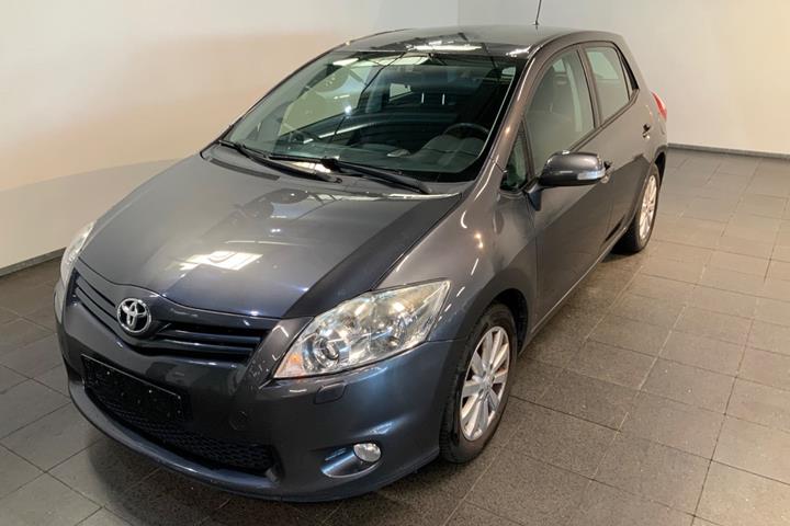 Grå Toyota Auris fra 2012 set udefra
