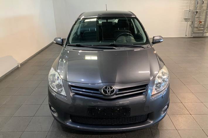 Grå Toyota Auris fra 2012