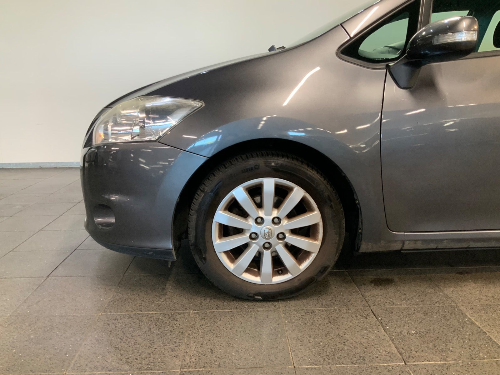 Grå Toyota Auris fra 2012