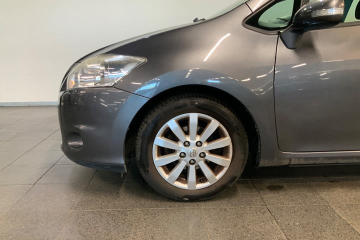Grå Toyota Auris fra 2012