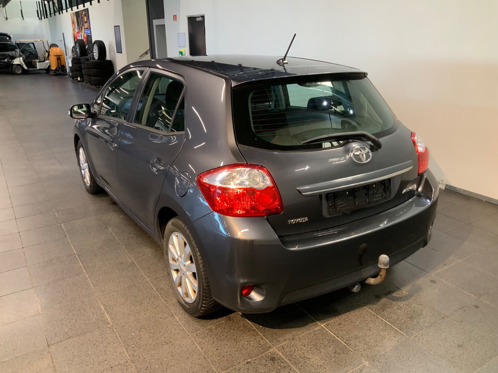 Grå Toyota Auris fra 2012