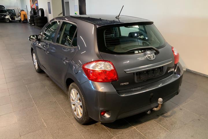 Grå Toyota Auris fra 2012