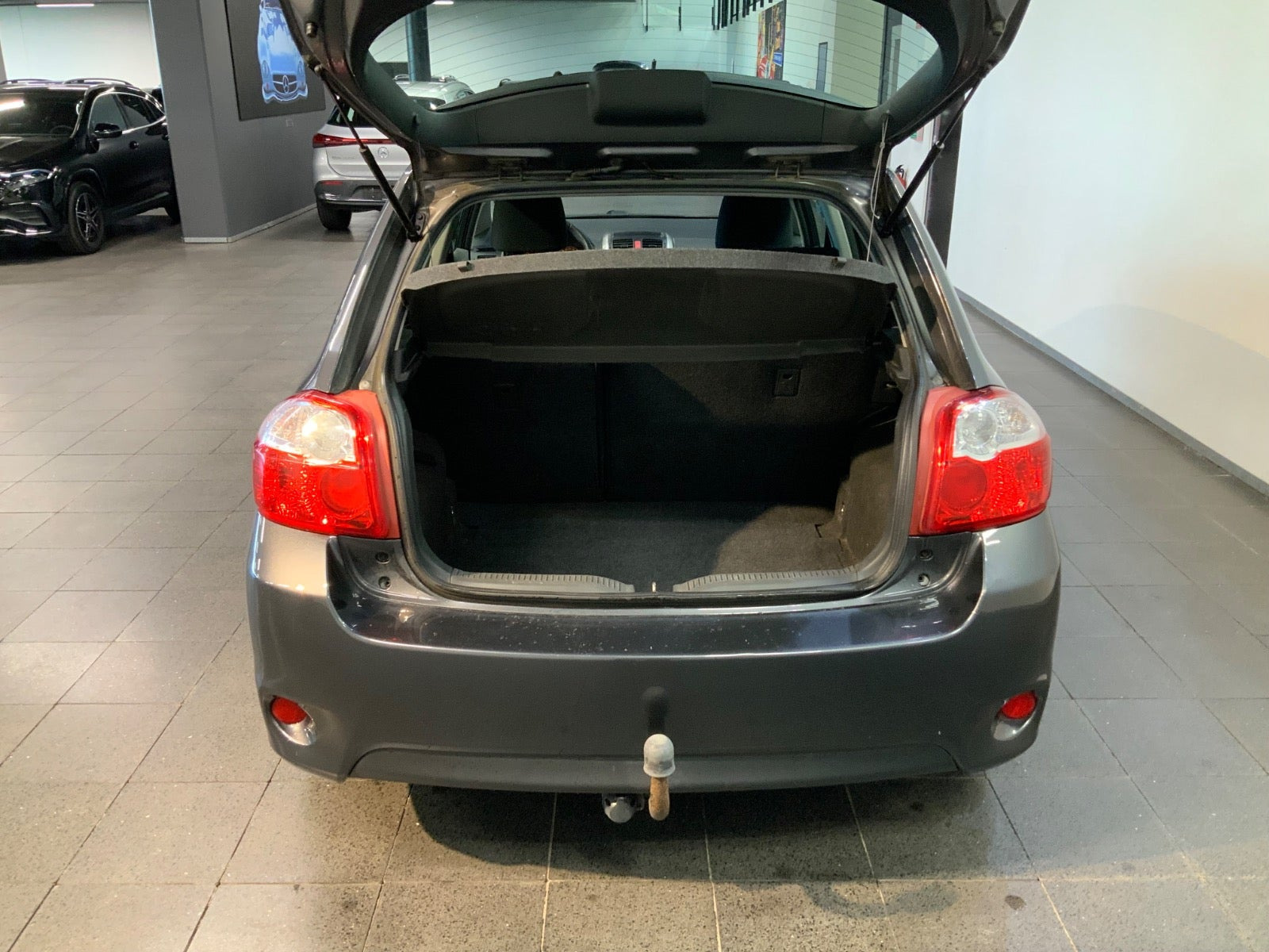 Grå Toyota Auris fra 2012