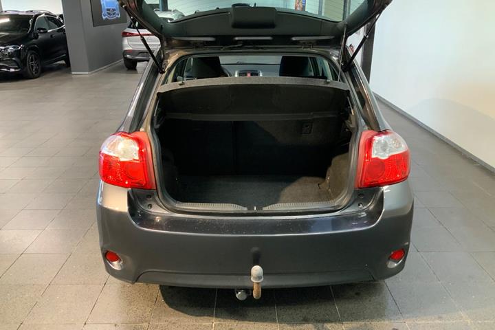 Grå Toyota Auris fra 2012