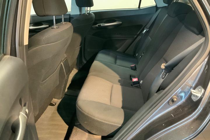 Grå Toyota Auris fra 2012