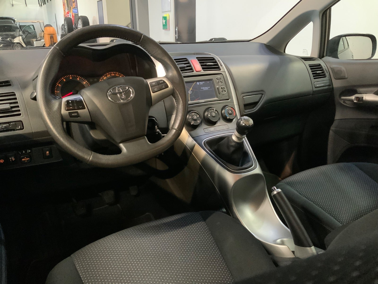 Grå Toyota Auris fra 2012
