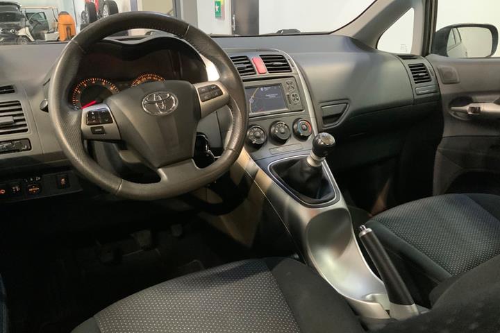 Grå Toyota Auris fra 2012