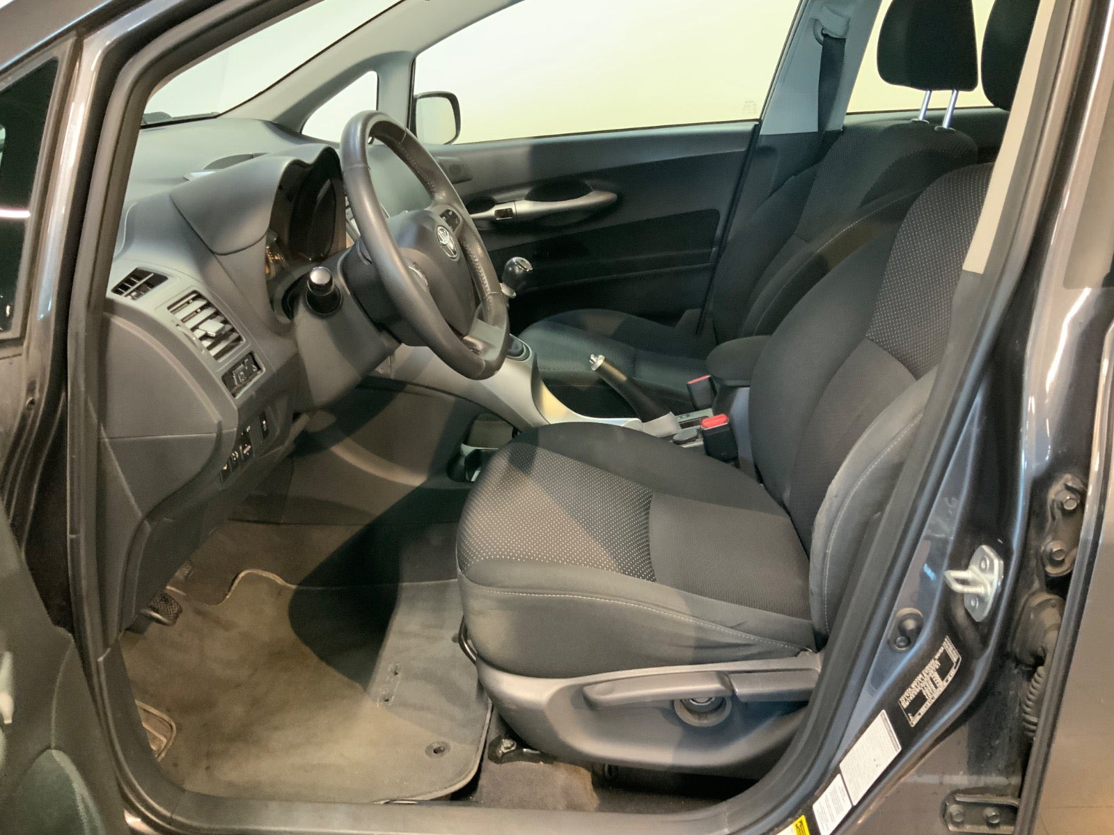Grå Toyota Auris fra 2012