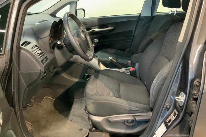 Grå Toyota Auris fra 2012