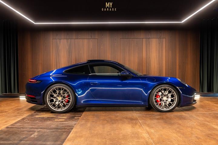 Blå Porsche 911 Carrera 4S fra 2020