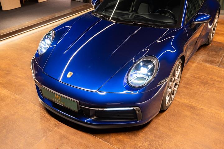 Blå Porsche 911 Carrera 4S fra 2020