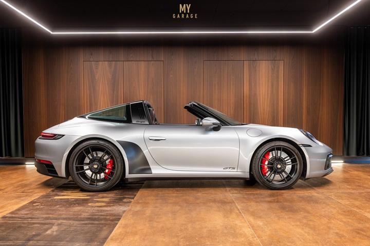 Sølv Porsche 911 Targa 4 GTS fra 2022 set udefra