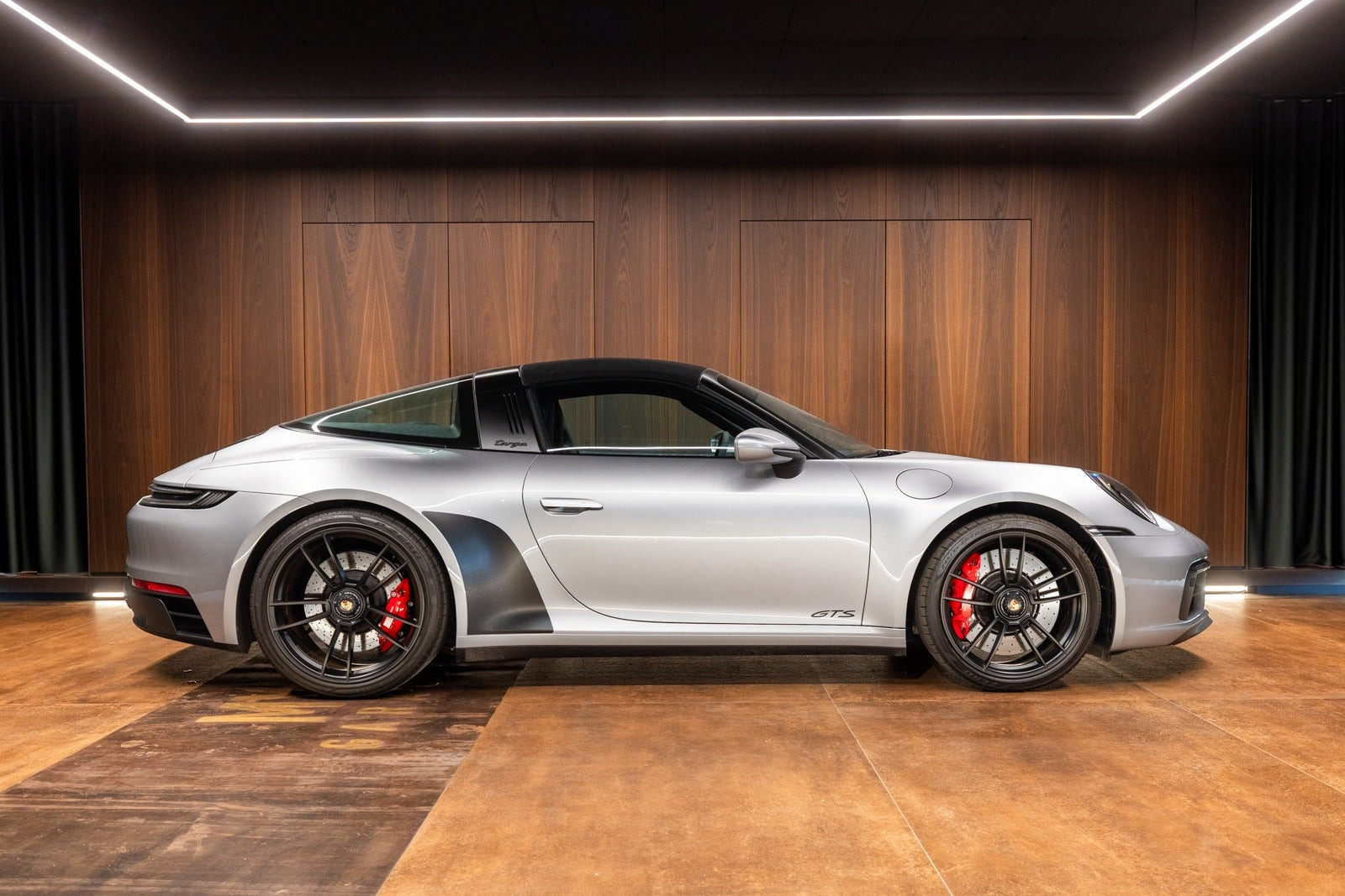Sølv Porsche 911 Targa 4 GTS fra 2022 set udefra