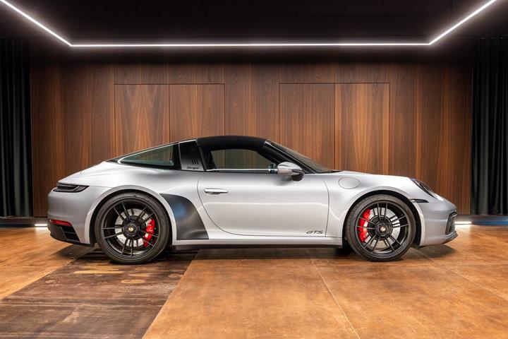 Sølv Porsche 911 Targa 4 GTS fra 2022 set udefra