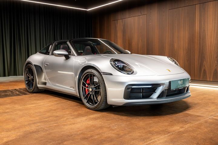 Sølv Porsche 911 Targa 4 GTS fra 2022 set udefra