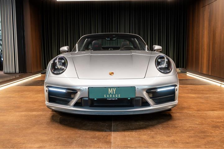 Sølv Porsche 911 Targa 4 GTS fra 2022 set udefra