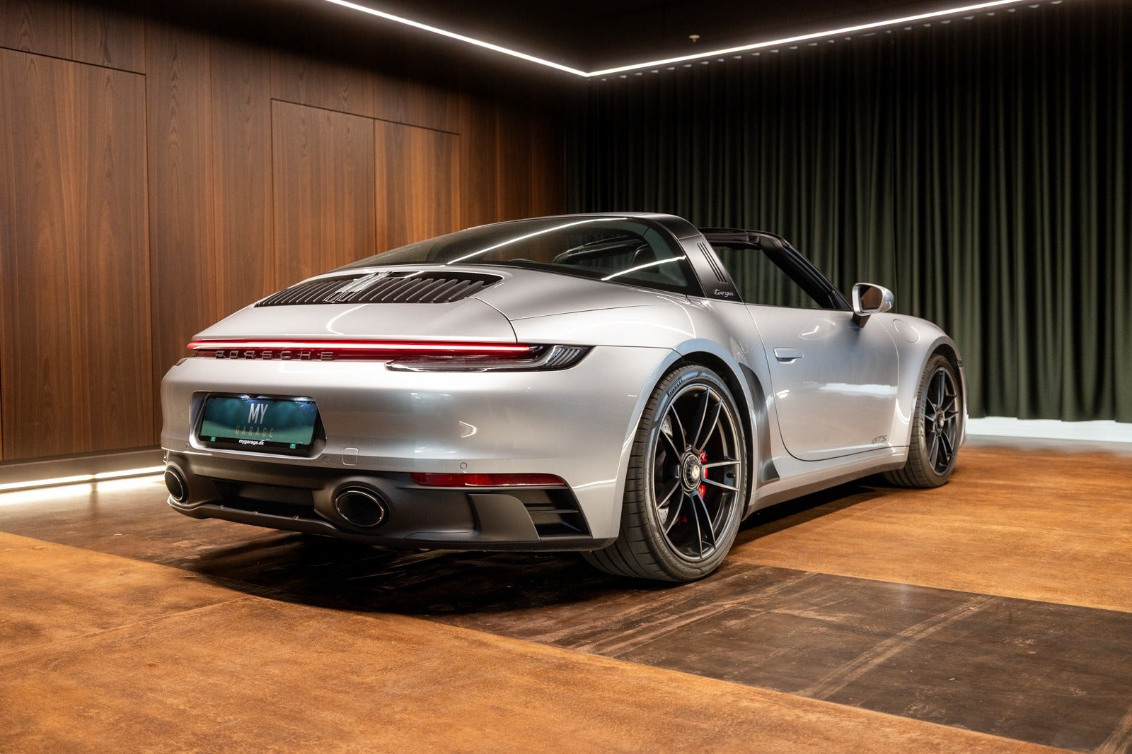 Sølv Porsche 911 Targa 4 GTS fra 2022 set udefra