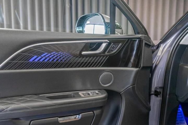 Grå Hongqi E-HS9 fra 2024