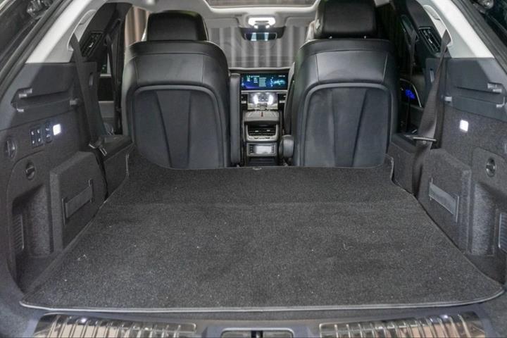 Grå Hongqi E-HS9 fra 2024