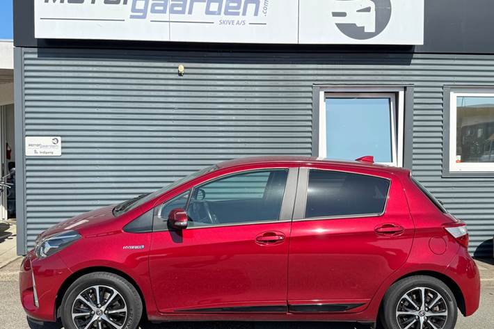 Grå Toyota Yaris fra 2020